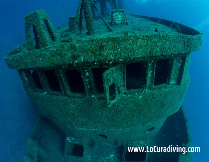 Elevated perspective of the captain's cabin in the El Peñón shipwreck. Caption: An elevated view of the captain's cabin in the El Peñón shipwreck, showcasing its structure and surrounding marine environment.