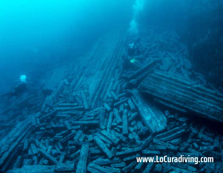 Underwater view of La Rapadura’s dramatic rock formations in Tenerife.