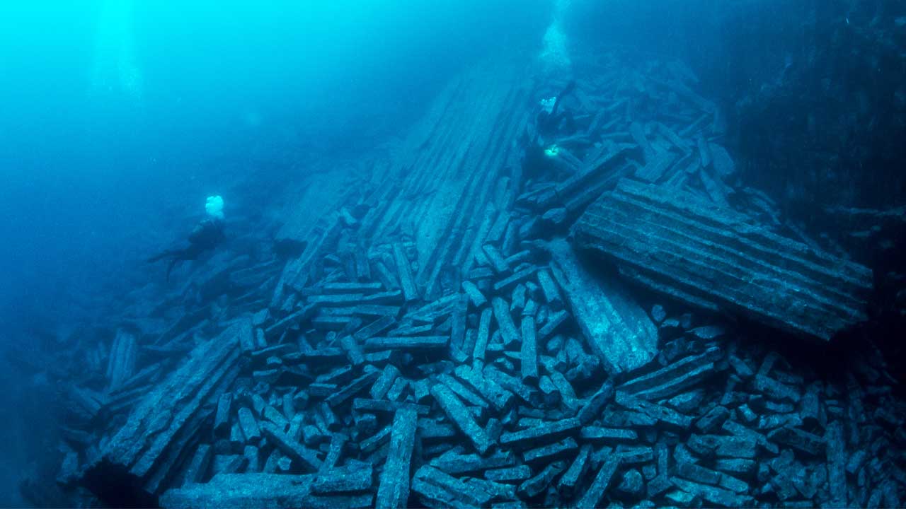 Underwater view of La Rapadura’s dramatic rock formations in Tenerife.